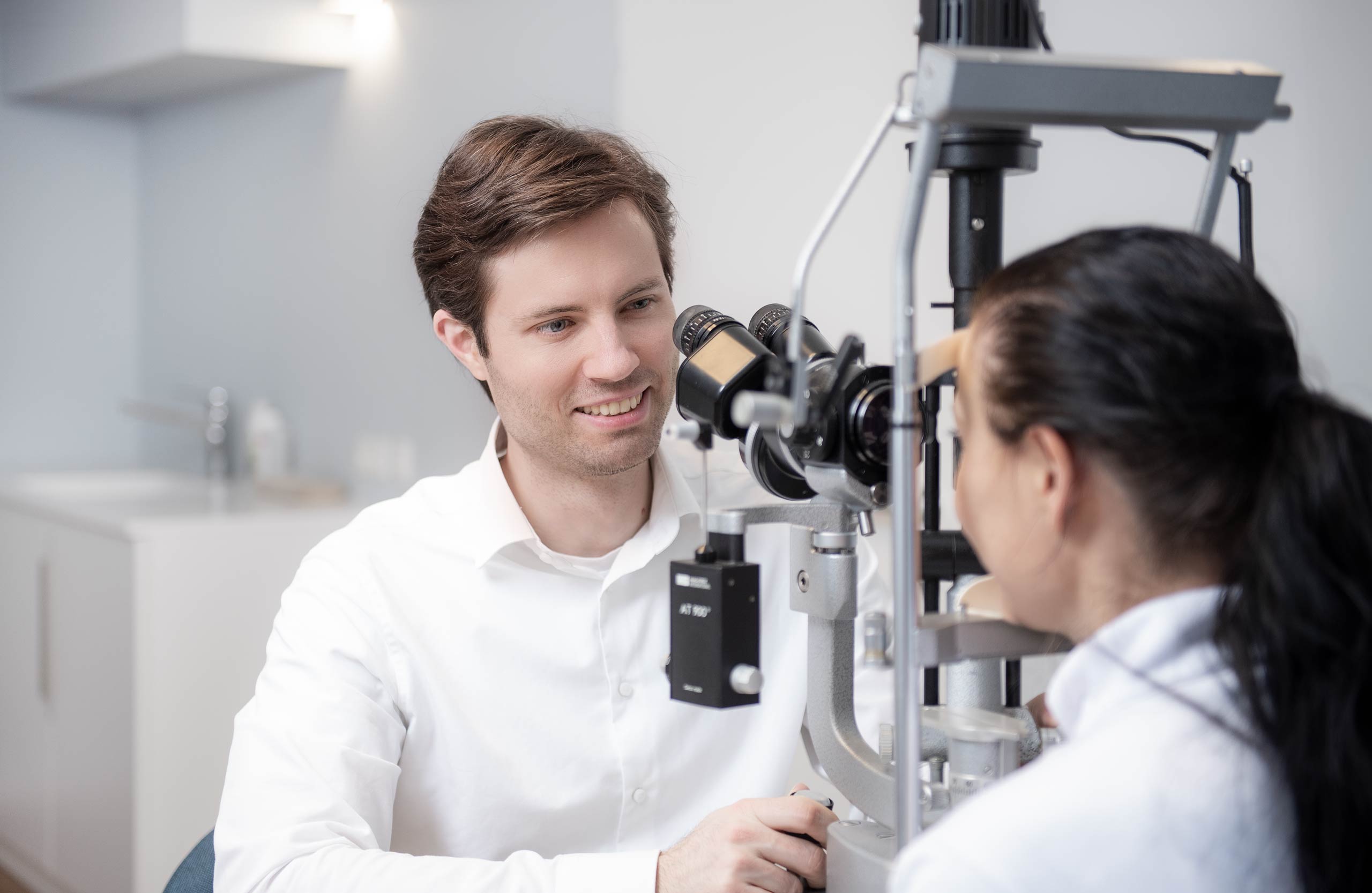 Lassen Sie sich bei Ihrem Augenarzt in Hietzing untersuchen, beraten und behandeln. Bei Dr. Michael Burgmüller erwarten Sie kurze Wartezeiten und modernste Diagnostik.